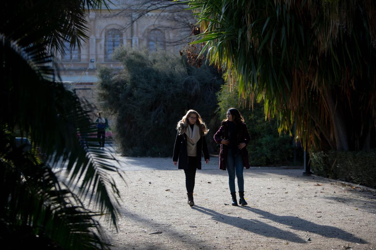 Las científicas María Sánchez y Loreto Crepos pasean por el jardín botánico.