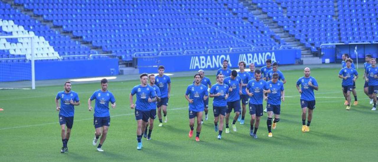 Los futbolistas del Deportivo, sobre el césped de Riazor durante un entrenamiento. |  // VÍCTOR ECHAVE