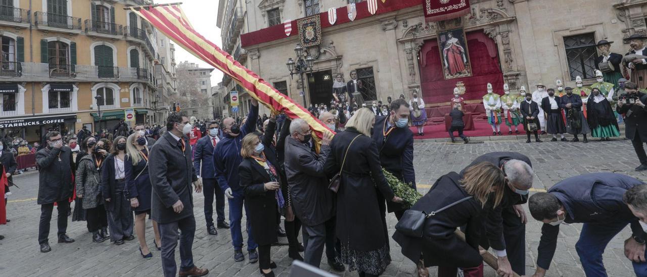La Corporación municipal volvió a colocar el pendón del Rei en Jaume en la plaza de Cort al inicio de los actos conmemorativos de la Festa de l’Estendard.