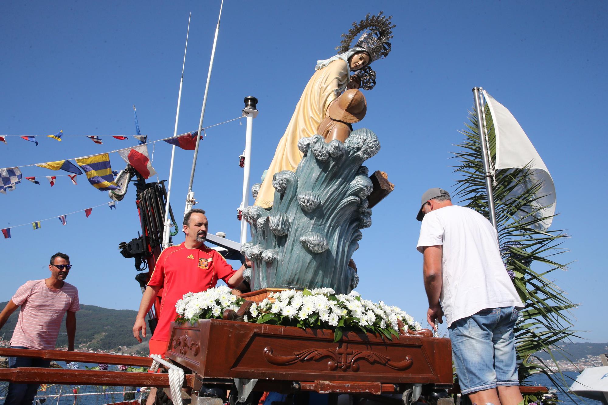 Decenas de barcos en la procesión marítima de Moaña