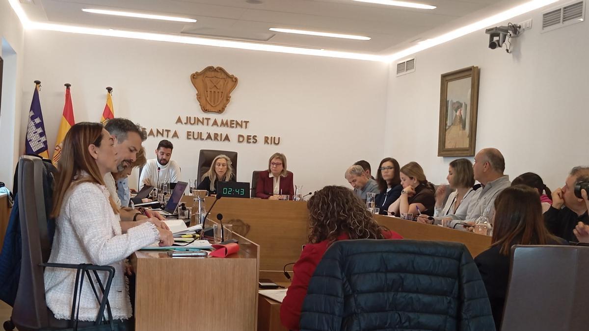 La sala de plenos del Ayuntamiento con los concejales y la alcaldesa detrás del nuevo cronómetro.