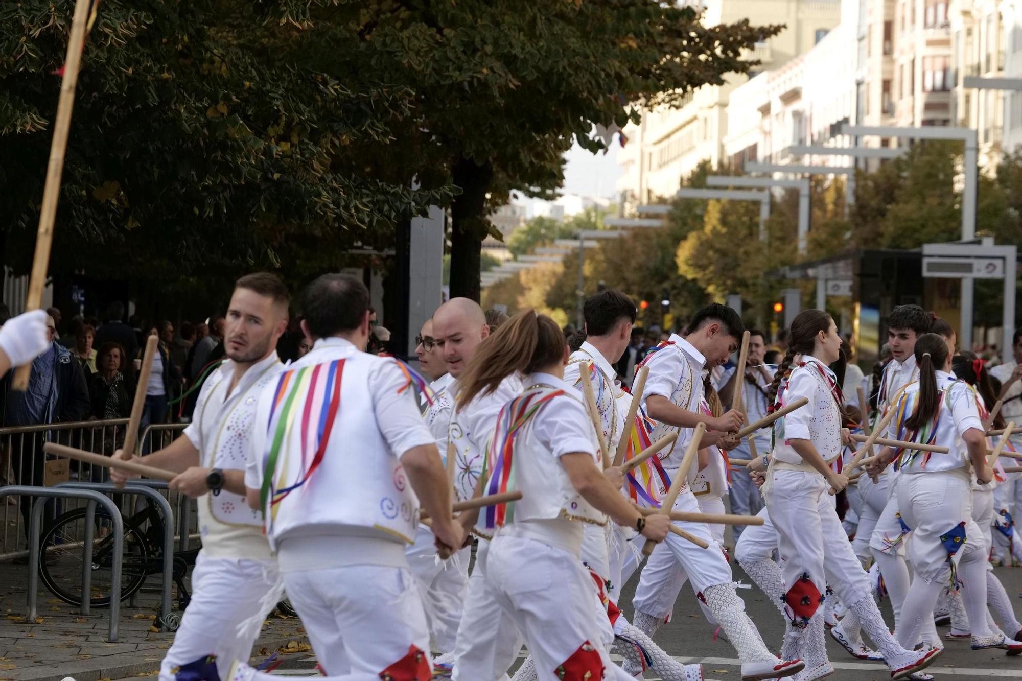 En imágenes | Zaragoza vive su día grande con la Ofrenda de Flores a la Virgen del Pilar