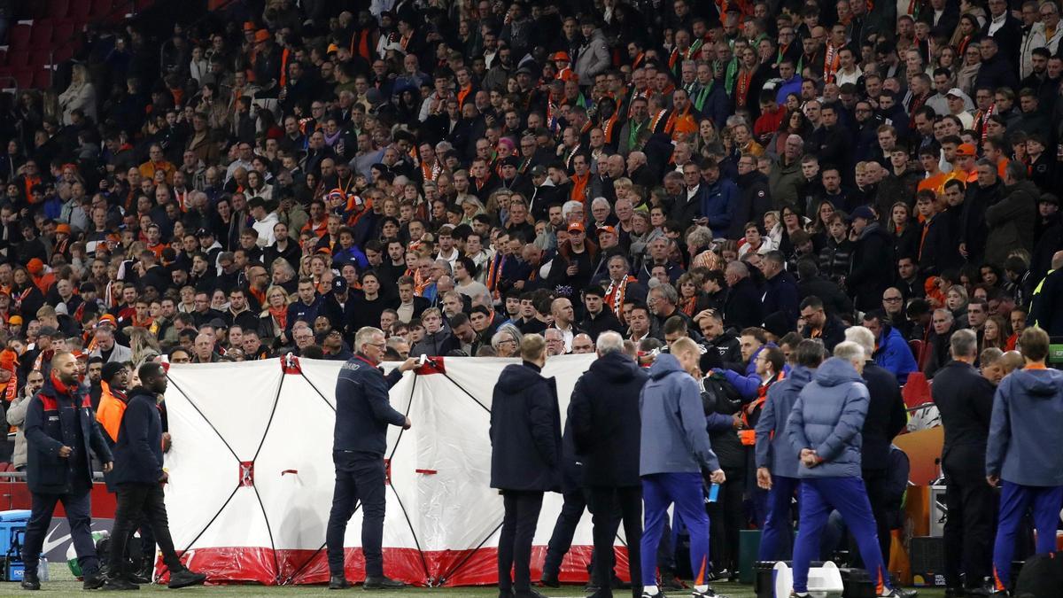 Las asistencias atienden a Adam Szalai, miembro del cuerpo técnico de Hungría.