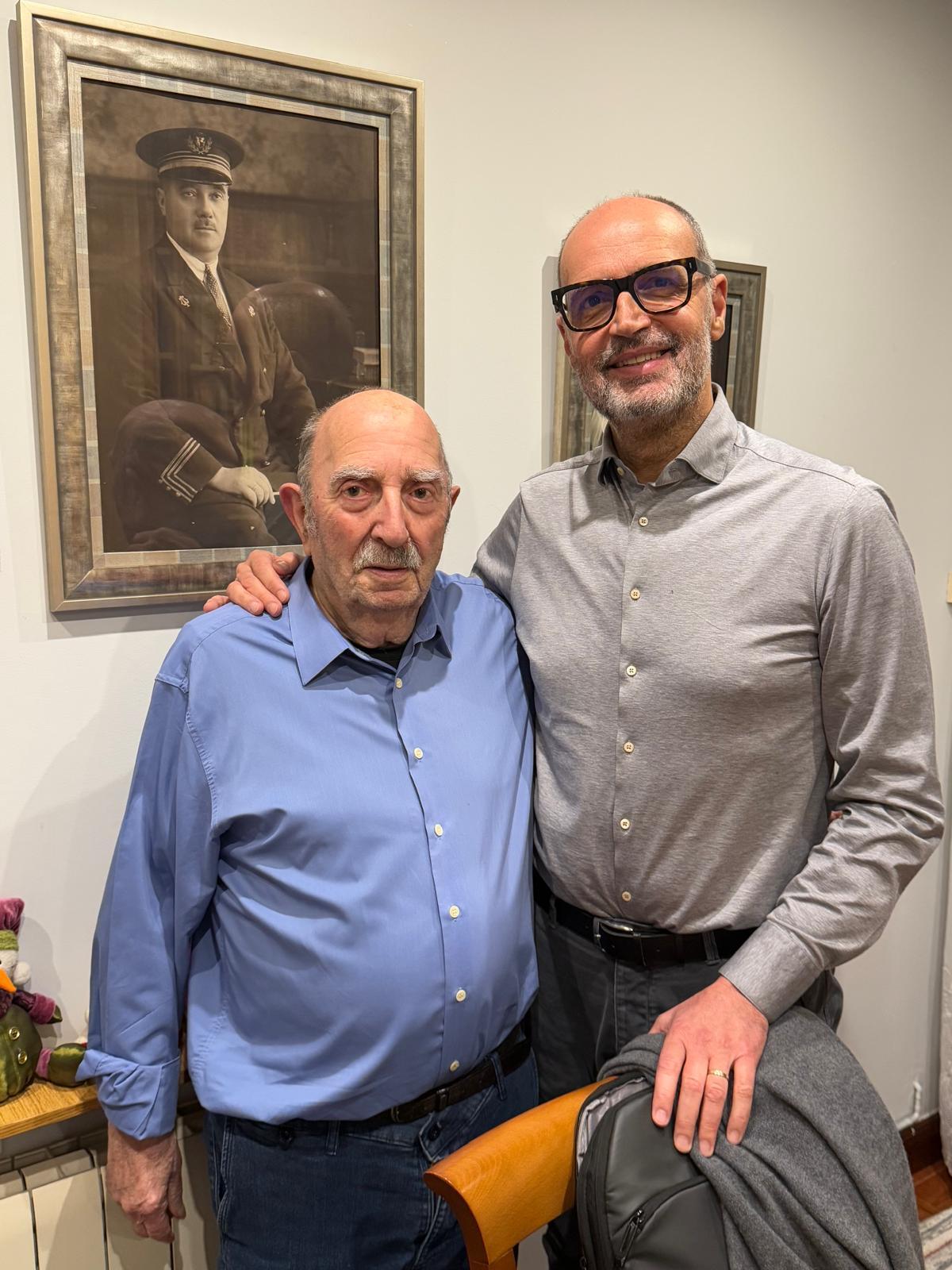 Lander, el tataranieto de Jaume Teixidor, junto a Àngel dels Reis Valero Garcia