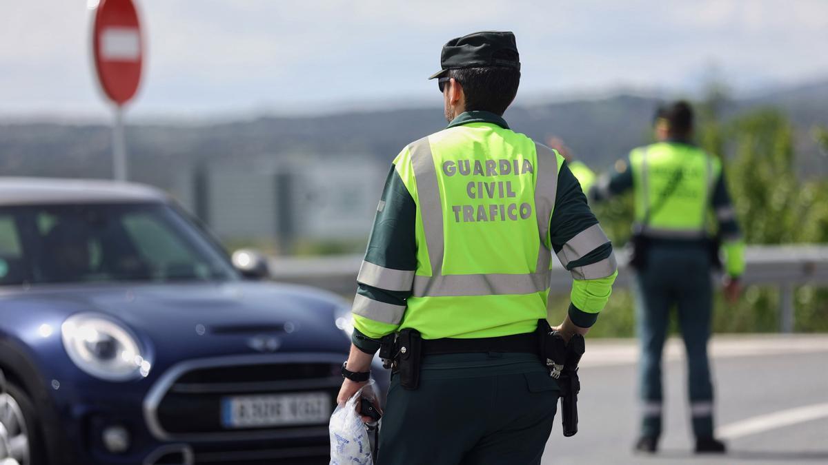 Dos agentes de la Guardia Civil, durante una intervención.