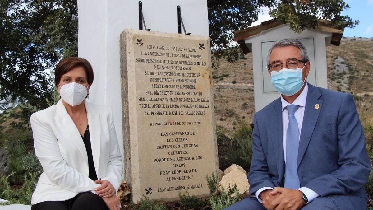 El presidente de la Diputación, Francisco Salado, junto a la alcaldesa de Alpandeire, María Dolores Bullón.