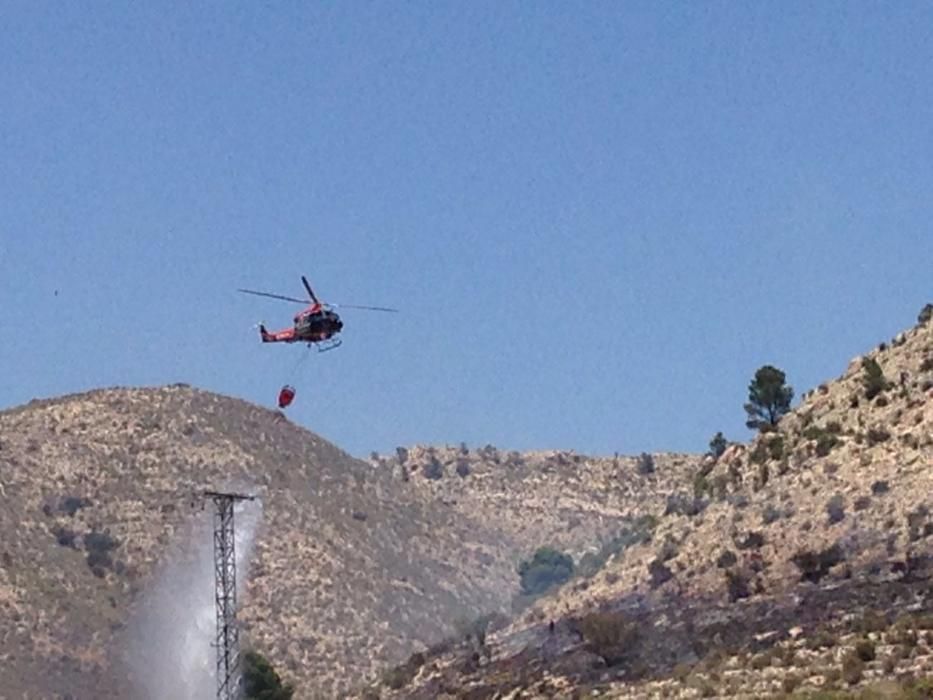 Un helicóptero sofoca el fuego en la zona de Monteagud