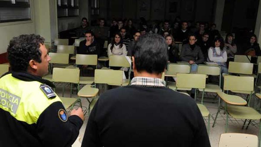 Abelardo Martínez y J.V.D., en una clase de seguridad vial.