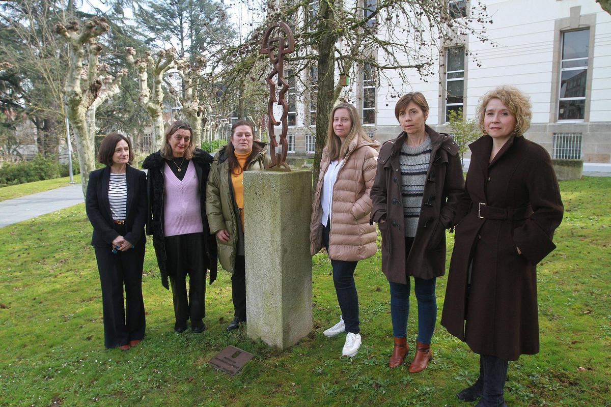 El grupo de catedráticas junto a la escultura dedicada a la igualdad, en el campus de Ourense.