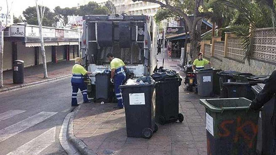 Empleados municipales de Calvià 2000, durante un servicio de recogida de basura.