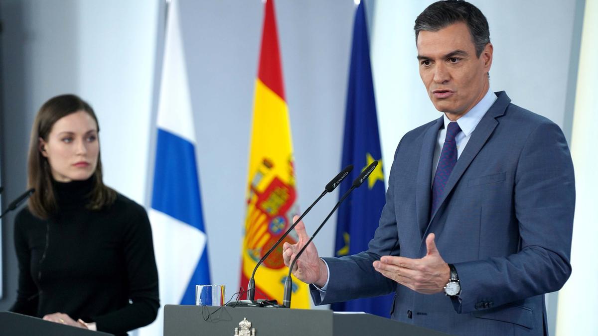 El presidente del Gobierno, Pedro Sánchez, y la primera ministra de la República de Finlandia, la socialdemócrata Sanna Marin, durante la rueda de prensa posterior a su reunión en la Moncloa, este 26 de enero de 2022.