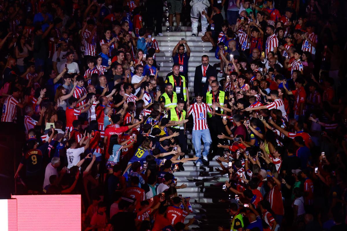 Cardoso apareció entre el público en la Noche de Bienvenida rojiblanca