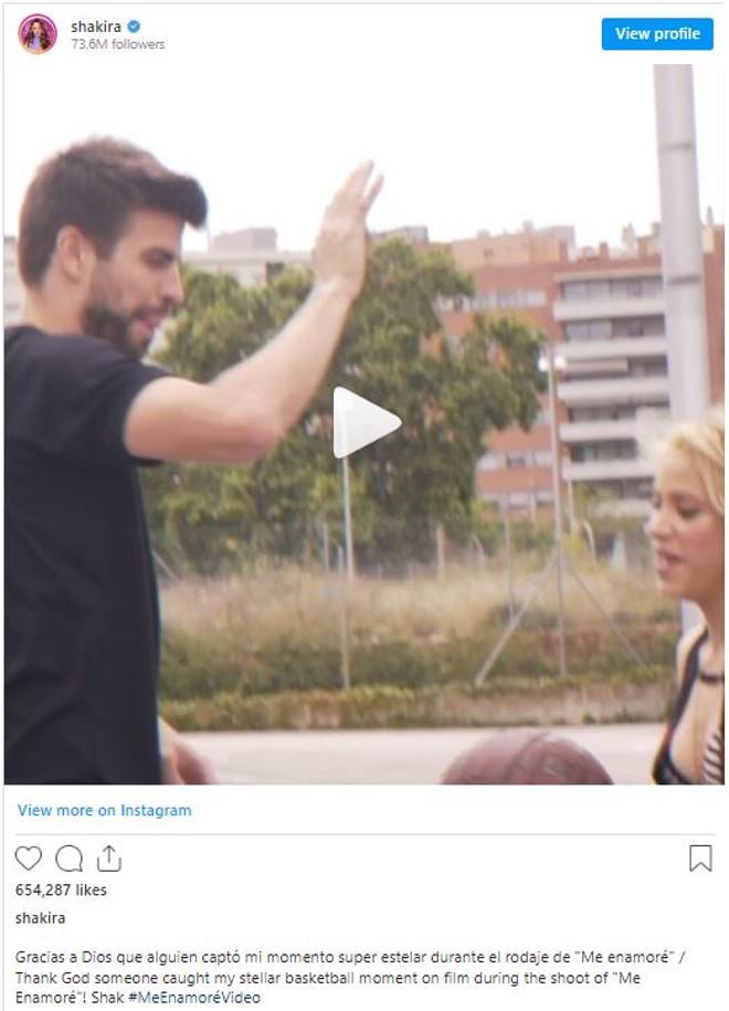 En 2017, Shakira publicó la canción Me enamoré, hablado en ella de Piqué y haciéndole aparecer en el videoclip