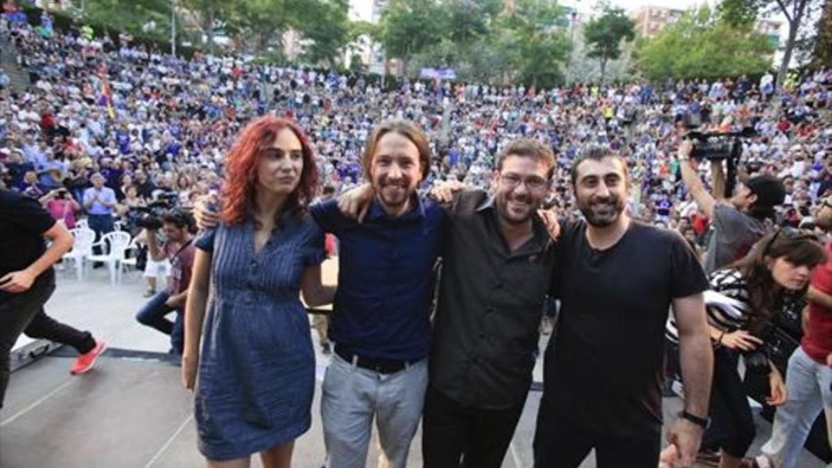 Los dirigentes de Podemos Gemma Ubasart, Pablo Iglesias, Albano Dante Fachin y el edil de Guanyem Badalona en Comú, Javier López, este jueves, 25 de junio, en Badalona.