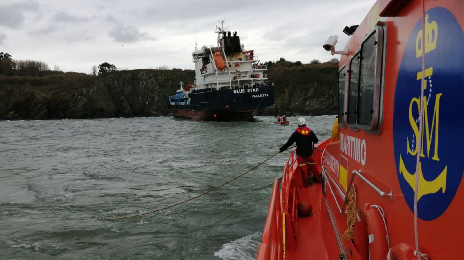 Dispositivo de ayuda al ‘Blue Star’ en la ría de Ares, en 2019   | // SASEMAR