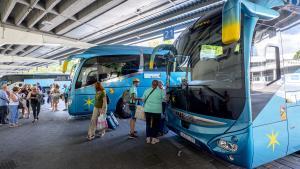 Pasajeros y autobuses en la estación sur de Méndez Álvaro, en Madrid.