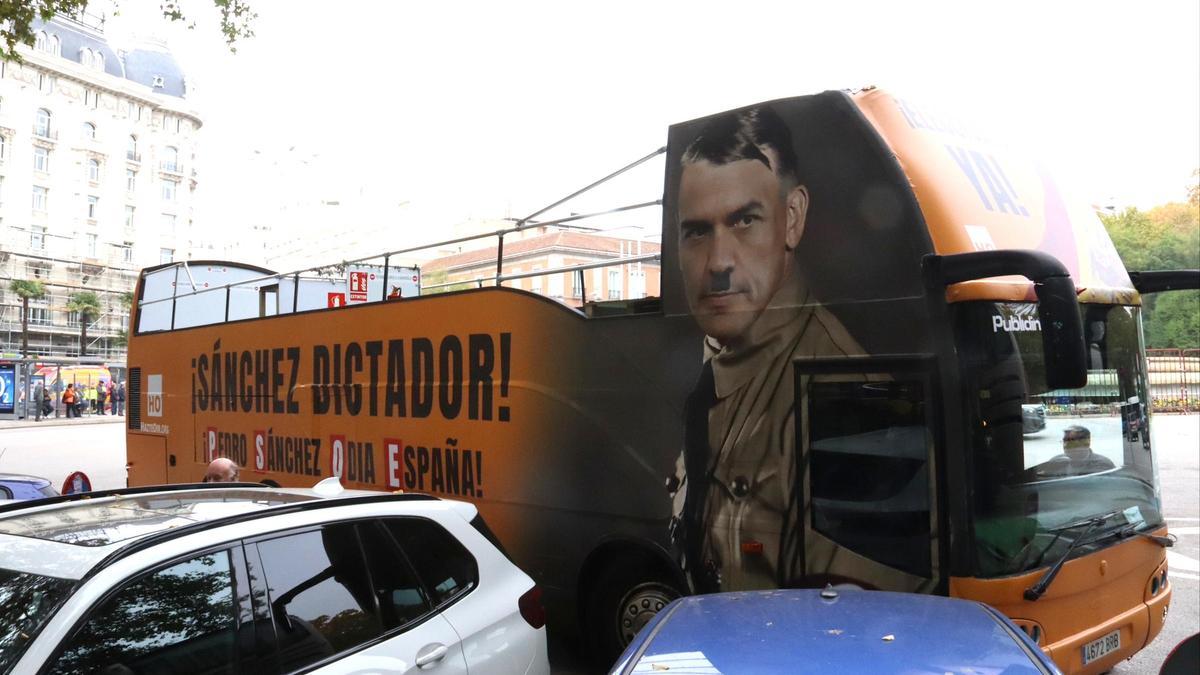 Autobús de Hazte Oír que retrata Pedro Sánchez com si fos Adolf Hitler