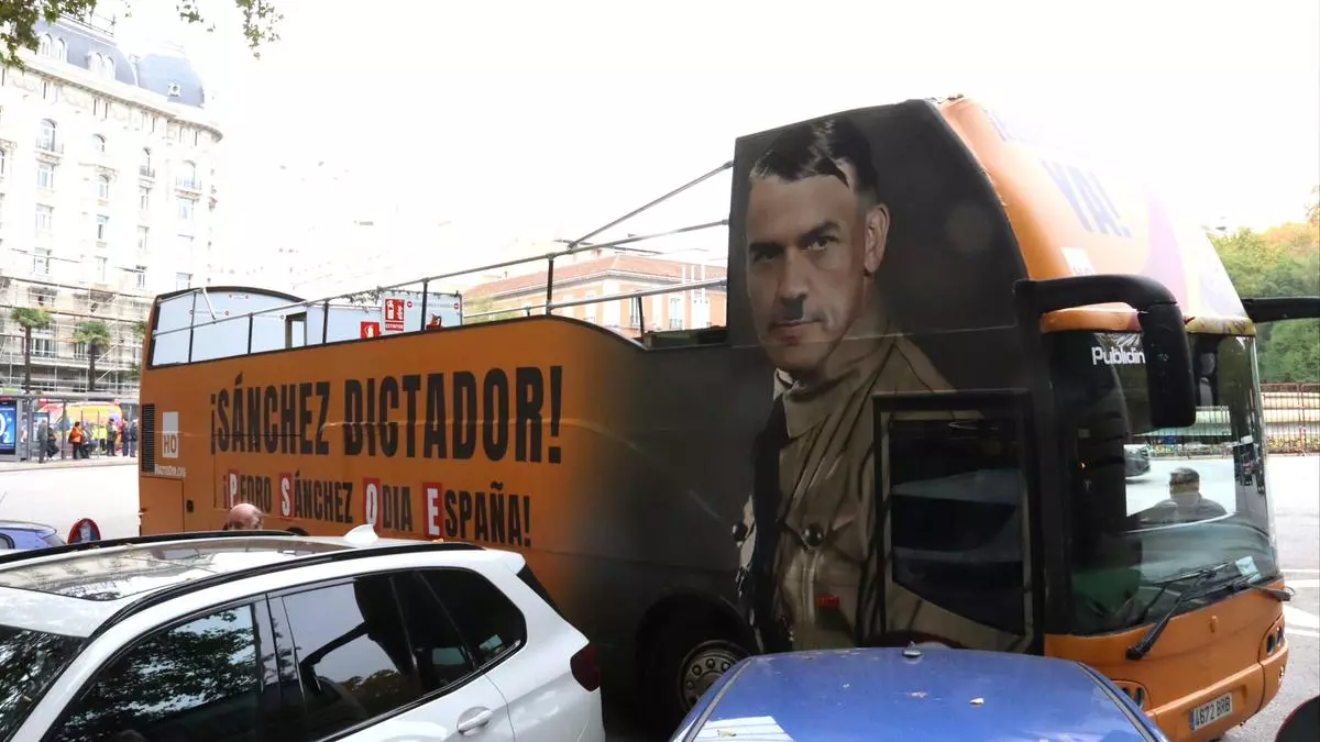 Hazte Oír treu als carrers de Madrid un autobús que retrata Sánchez com si fos Hitler