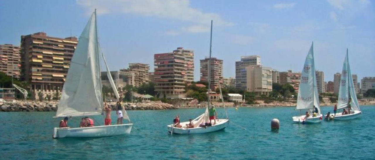 Jóvenes practicando vela en la bahía de Alicante.