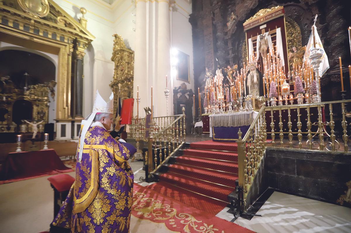 APERTURA DEL AÑO JUBILAR EL OBISPO DE CÓRDOBA, ANTE EL ALTAR DE CULTOS EN LA MISA DEL MIÉRCOLES DE CENIZA DONDE SE ABRIÓ LA PUERTA SANTA EN LA COMPAÑÍA.