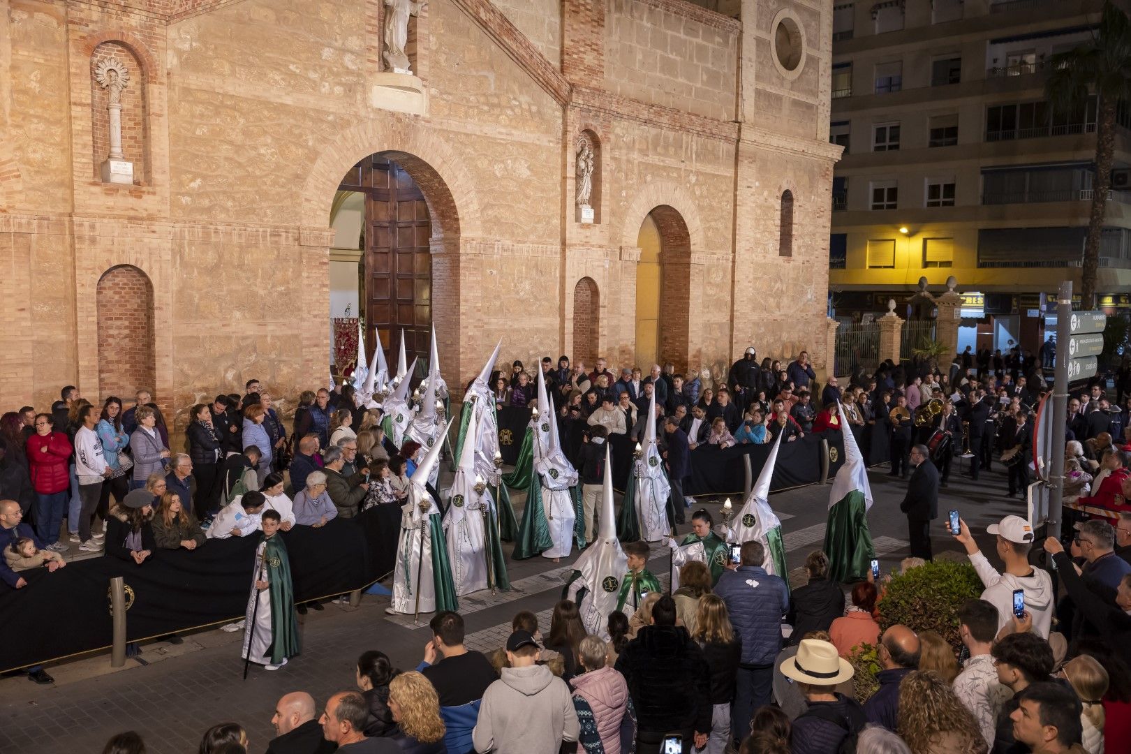 Aquí las imágenes de la Procesión de Lunes Santo en Torrevieja