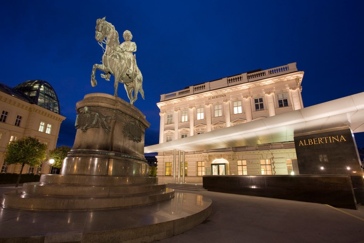 Vista nocturna del Albertina