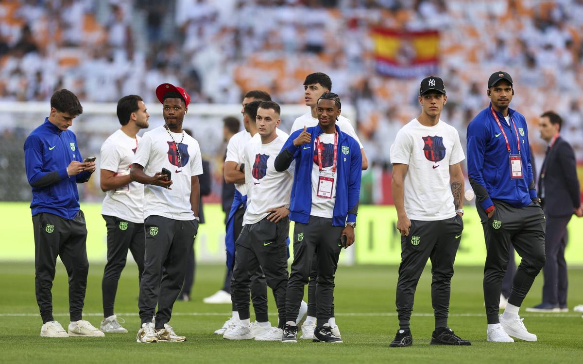 La plantilla blaugrana, paseando por el estadio de La Cartuja antes de la Final de la Copa del Rey