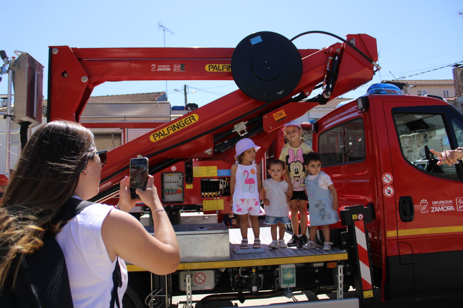 GALERÍA | Los niños de Mombuey, bomberos por un día