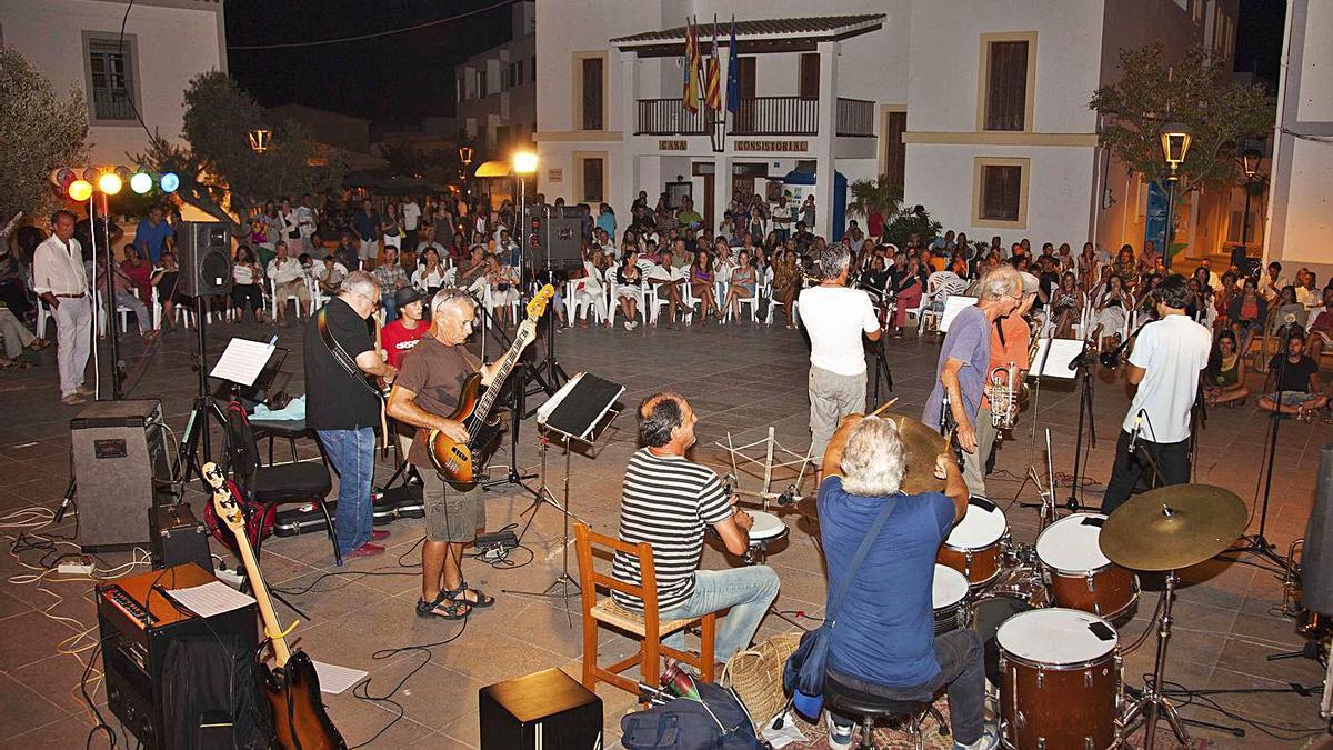 Una imagen de 2019 del ambiente en la plaza de la Constitució del jazz de los sábados. | ALFREDO MONTERO