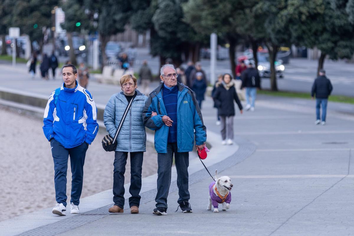 Gente paseando por el Paseo Marítimo de A Coruña a la altura de Riazor