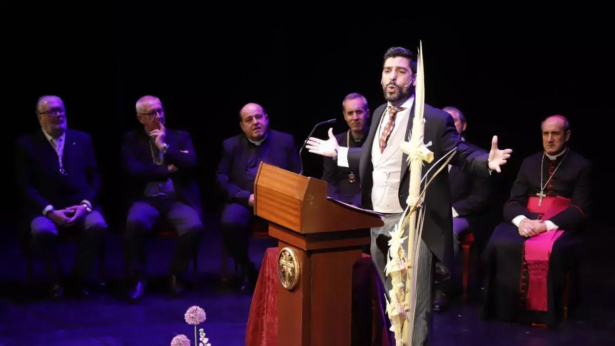 Eloy Moreno convierte el pregón de la Semana Santa de Córdoba en un viaje íntimo cargado de verdad