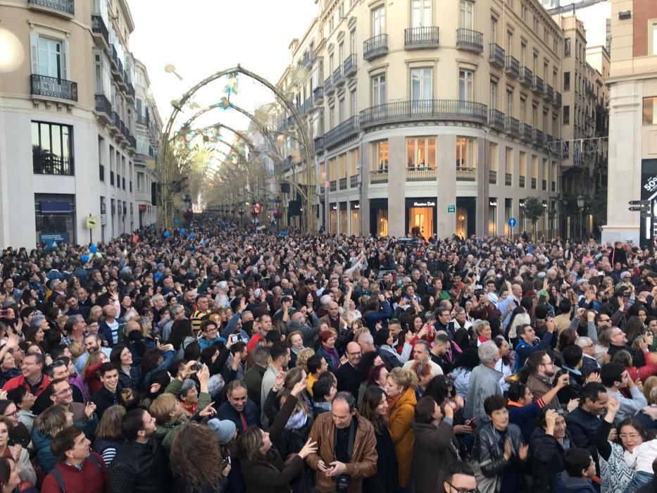 Aspecto la calle Larios, pasadas las 17.30 horas, donde el público espera el encendido del alumbrado navideño, que correrá a cargo de Antonio Banderas.