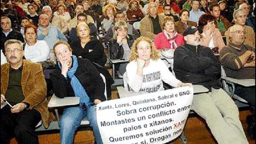 El salón de actos del Instituto Luis Seoane volvió a llenarse en esta asamblea de vecinos. / rafa Vázquez