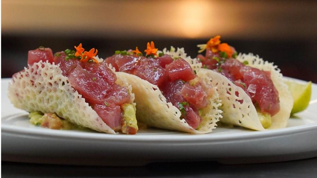 Tacos de parmesano con tartar de atún del restaurante Ajoblanco.