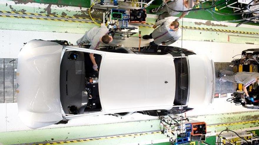 Un operario de Citroën en la cadena de montaje de Vigo // J. Lores