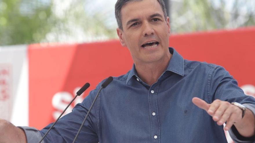 Pedro Sánchez: ¿suma, resta o divide? Hay quien dice que Sánchez suma y quién afirma que Sánchez resta. Tal vez él piense: haced sumas y restas, que mientras soy yo el que se sienta en el sillón de presidente. Lo cierto es que está viniendo mucho a Andalucía y que metió a 3.500 personas en Cártama. El PP zahiere a Espadas diciendo que es el corresponsal de Sánchez en Andalucía. Espadas se escabulle porque sabe que le van a sacar a pasear a los bildutarras, ERC, España se rompe y el demonio pinchapapas, pero podría sacar pecho de otros logros del Gobierno. Tal vez lo haga. / ÁLEX ZEA