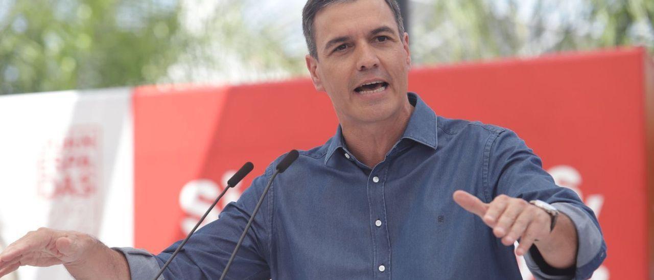 Pedro Sánchez: ¿suma, resta o divide? Hay quien dice que Sánchez suma y quién afirma que Sánchez resta. Tal vez él piense: haced sumas y restas, que mientras soy yo el que se sienta en el sillón de presidente. Lo cierto es que está viniendo mucho a Andalucía y que metió a 3.500 personas en Cártama. El PP zahiere a Espadas diciendo que es el corresponsal de Sánchez en Andalucía. Espadas se escabulle porque sabe que le van a sacar a pasear a los bildutarras, ERC, España se rompe y el demonio pinchapapas, pero podría sacar pecho de otros logros del Gobierno. Tal vez lo haga. / ÁLEX ZEA