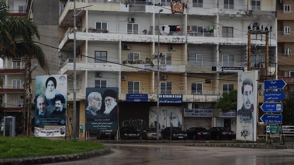 Carteles de líderes de Hizbulá e Irán en el centro de Tiro, en el sur del Líbano