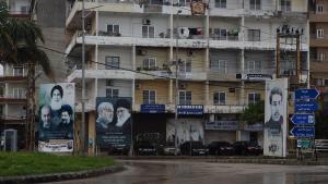 Carteles de líderes de Hizbulá e Irán en el centro de Tiro, en el sur del Líbano