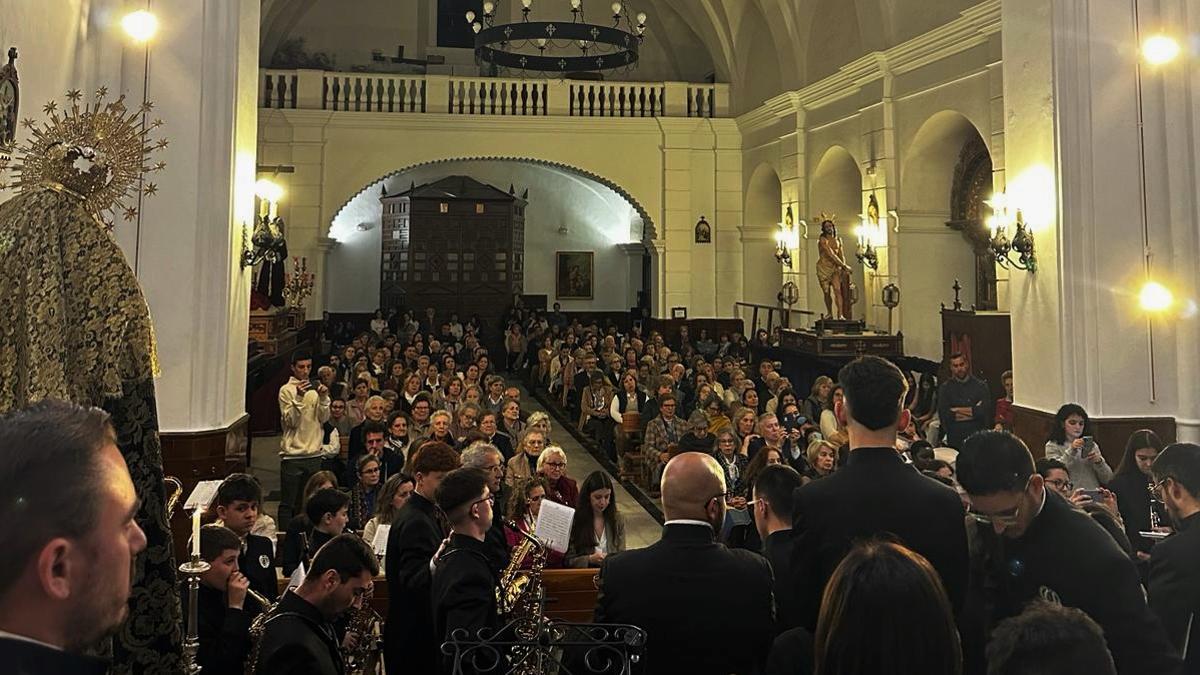 El público llenó el Templo Parroquial durante el pregón y el concierto de la banda