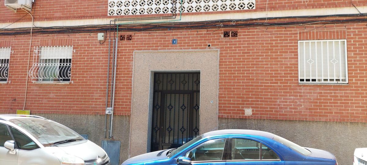 Portal del edificio de Alguazas donde fue encontrado el hombre.