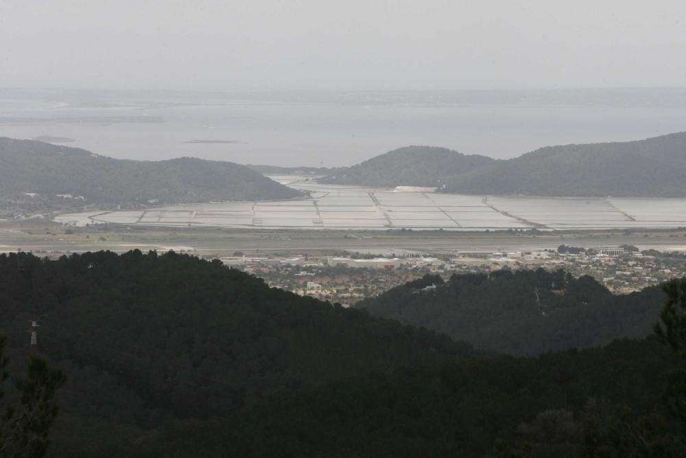 ES RAFAL TROBAT (4 d’abril): A la part muntanyenca del poble de Sant Jordi es troba aquesta vall quasi tancada, amb unes vistes fantàstiques sobre el pla de ses Salines. L’excursió passarà per antics camins des dels que es podrà veure la feina que hi fan els vesins per recuperar el paisatge.