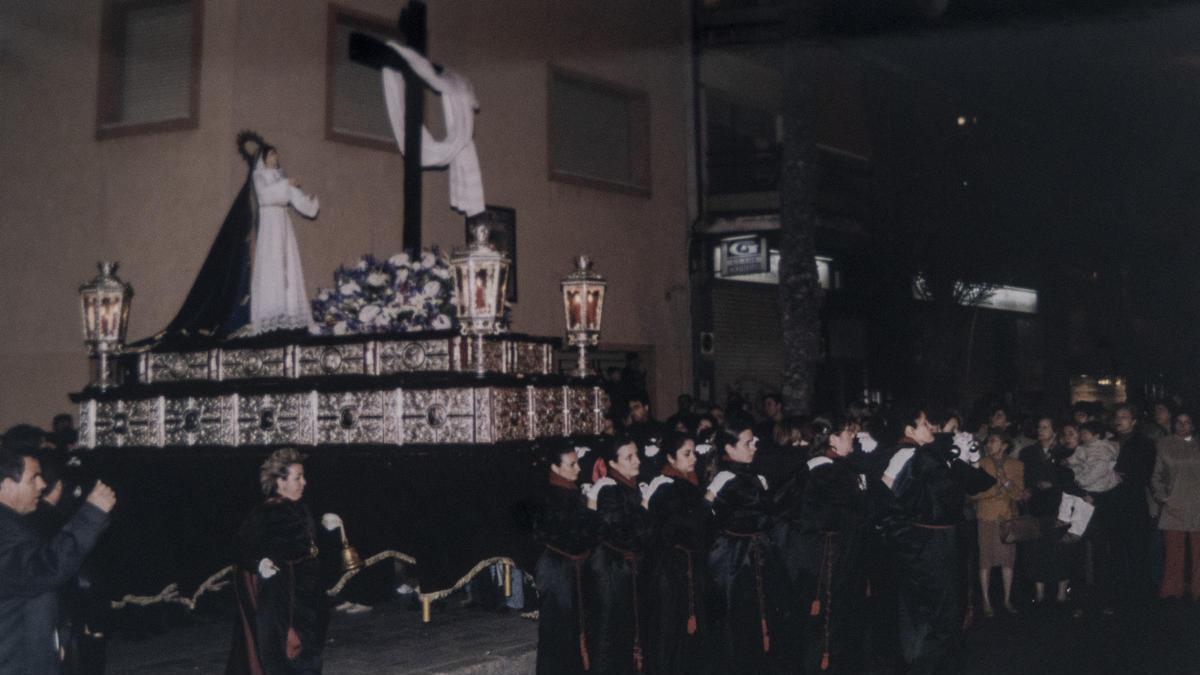 La primera vez que mujeres portaron un paso en la Semana Santa alicantina