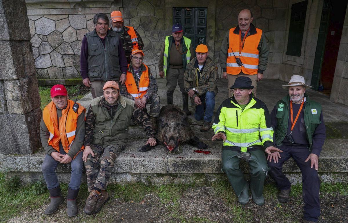 Cazadores de Meaño y Poio, tras abatir un jabalí en el monte Castrove. |  Iñaki Abella