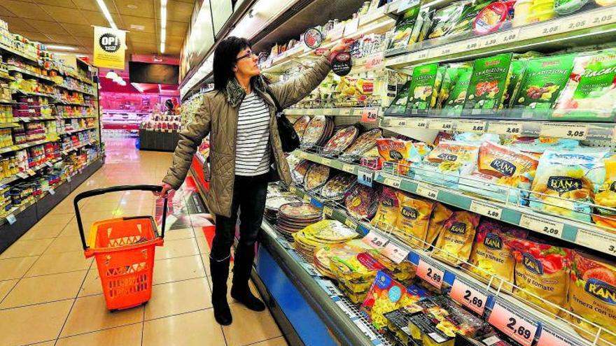 Una mujer hace la compra en un supermercado.   | // LA OPINIÓN