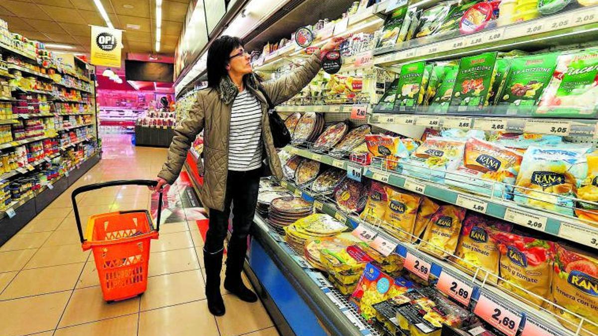 Una mujer hace la compra en un supermercado.   | // LA OPINIÓN