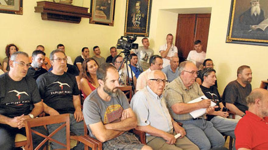 Agentes de la Policía Local, de paisano, ayer en el pleno municipal.