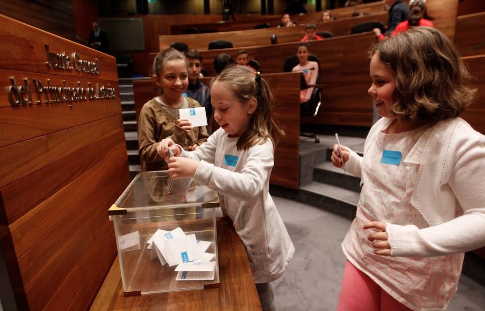 Sesenta escolares asturianos se convierten en diputados por un día