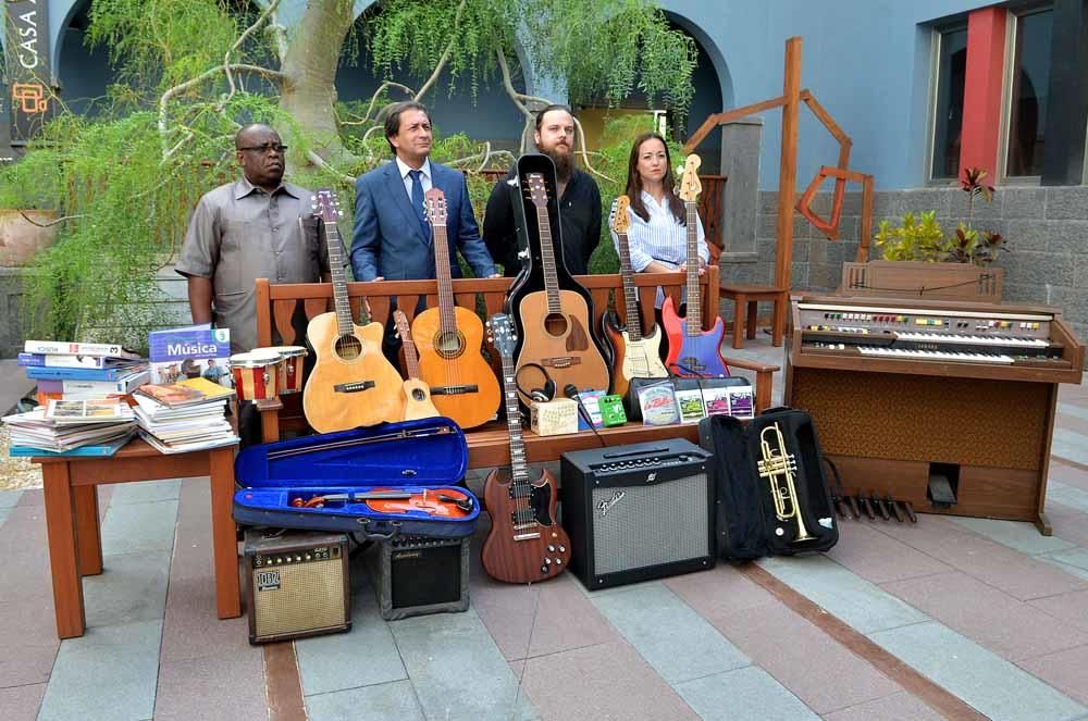 Casa Africa entrega los instrumentos recogidos