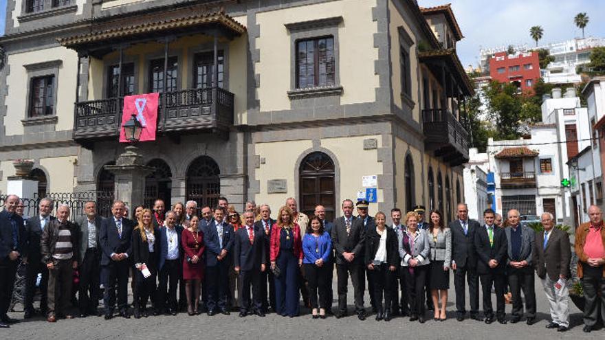 Las corporaciones de las dos villas marianas, ayer ante la Casa Consistorial de Teror.